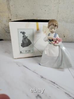1989 NAO by Lladro Porcelain Figurine Senorita Campestre Con ramo No. 495