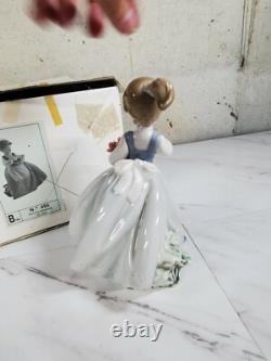 1989 NAO by Lladro Porcelain Figurine Senorita Campestre Con ramo No. 495
