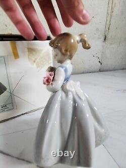 1989 NAO by Lladro Porcelain Figurine Senorita Campestre Con ramo No. 495