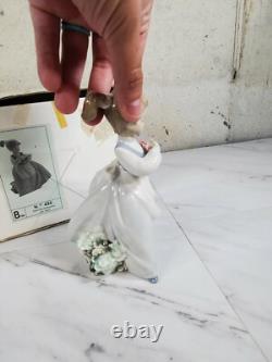 1989 NAO by Lladro Porcelain Figurine Senorita Campestre Con ramo No. 495