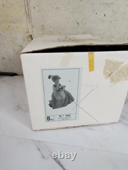 1989 NAO by Lladro Porcelain Figurine Senorita Campestre Con ramo No. 495