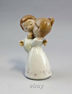 9956050 Porcelain Figurine Love Is. Couple With Baby Nao Lladro Spain H14.5cm