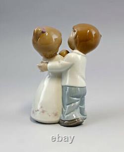 9956050 Porcelain Figurine Love Is. Couple With Baby Nao Lladro Spain H14.5cm