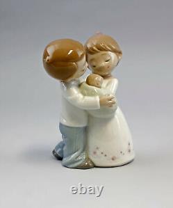 9956050 Porcelain Figurine Love Is. Couple With Baby Nao Lladro Spain H14.5cm