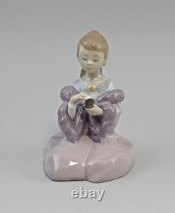 9956114 As Pretty As Mum Girl With Powder Box Nao Lladro Spain H15cm