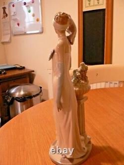 A LOVELY LARGE BOXED LLADRO 5283 SOCIALITE OF THE 1920s FIGURE