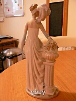 A LOVELY LARGE BOXED LLADRO 5283 SOCIALITE OF THE 1920s FIGURE