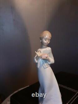 A LOVELY LLADRO NAO 1588 A GIFT FROM THE HEART FIGURE with original Box
