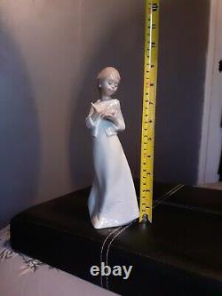 A LOVELY LLADRO NAO 1588 A GIFT FROM THE HEART FIGURE with original Box