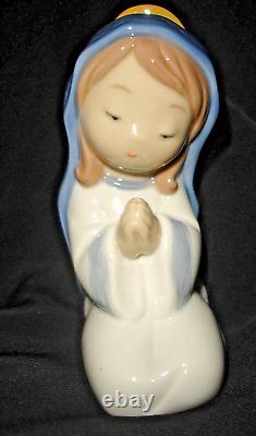 Adorable Nao by Lladro Nativity2000327 designed by Jose Javier Malavia in 2014