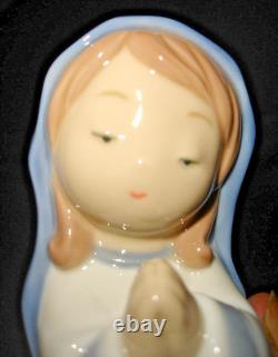 Adorable Nao by Lladro Nativity2000327 designed by Jose Javier Malavia in 2014