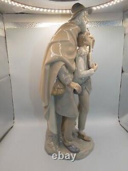 Attractive Collectable Lladro Spain Figure 4652 Happy Travelers