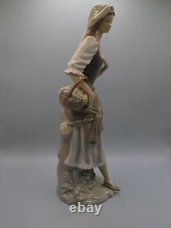 Attractive Collectable Lladro Spain Figure 4665 Girl With Fruit Basket