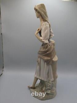 Attractive Collectable Lladro Spain Figure 4665 Girl With Fruit Basket