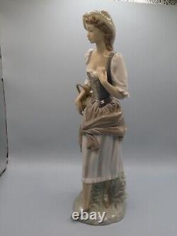 Attractive Collectable Lladro Spain Figure 4665 Girl With Fruit Basket