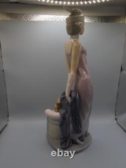 Attractive Collectable Lladro Spain Figure 5174 Couplet Lady