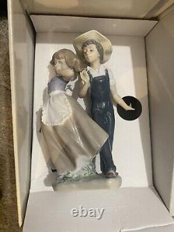 Attractive Collectable Lladro Spain Figure 5292 Love In Bloom