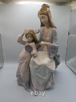 Attractive Collectable Lladro Spain Figure 5757 Beautiful Tresses