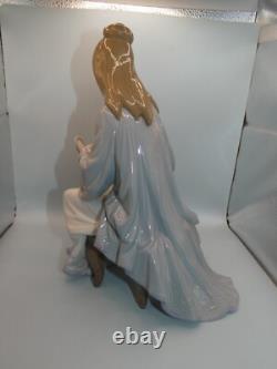 Attractive Collectable Lladro Spain Figure 5757 Beautiful Tresses