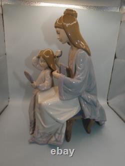 Attractive Collectable Lladro Spain Figure 5757 Beautiful Tresses