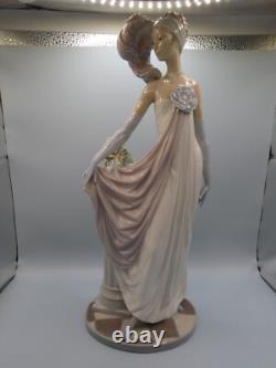 Attractive Collectable Lladro Spain Figure 5823 Socialite Of The 1920's