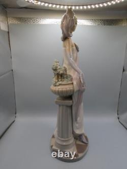 Attractive Collectable Lladro Spain Figure 5823 Socialite Of The 1920's