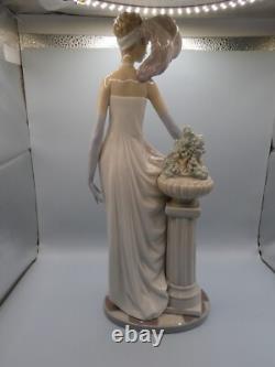 Attractive Collectable Lladro Spain Figure 5823 Socialite Of The 1920's