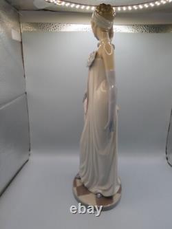 Attractive Collectable Lladro Spain Figure 5823 Socialite Of The 1920's