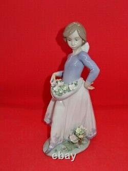 Attractive Collectable Lladro Spain Figure 5894 Precious Petals