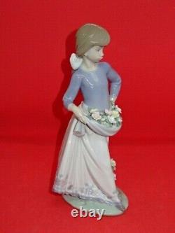 Attractive Collectable Lladro Spain Figure 5894 Precious Petals