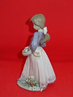 Attractive Collectable Lladro Spain Figure 5894 Precious Petals