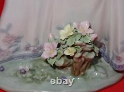 Attractive Collectable Lladro Spain Figure 5894 Precious Petals