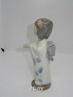 Attractive Collectable Lladro Spain Figure 6151 Bearing Flowers
