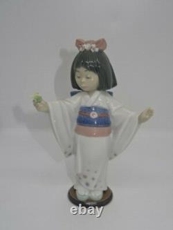Attractive Collectable Lladro Spain Figure 6152 Flower Gazer