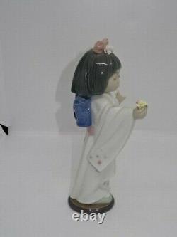 Attractive Collectable Lladro Spain Figure 6152 Flower Gazer