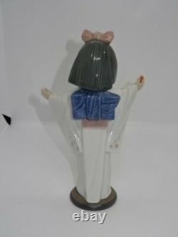 Attractive Collectable Lladro Spain Figure 6152 Flower Gazer