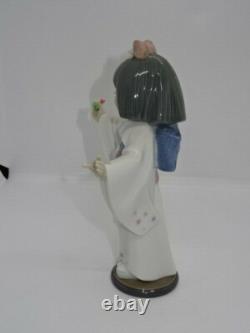 Attractive Collectable Lladro Spain Figure 6152 Flower Gazer