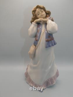 Attractive Collectable Lladro Spain Figure 6401 Dreams Of A Summer Past