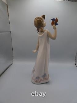 Attractive Collectable Lladro Spain Figure 6552 Pretty Pinwheel