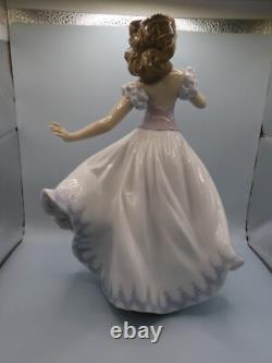 Attractive Collectable Lladro Spain Figure 6687 Sweet Sixteen