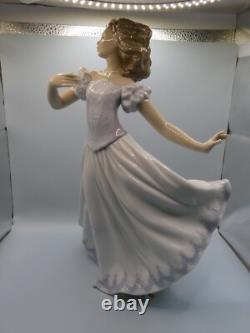 Attractive Collectable Lladro Spain Figure 6687 Sweet Sixteen