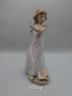 Attractive Collectable Lladro Spain Figure 6990 Bellflower