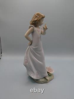 Attractive Collectable Lladro Spain Figure 6990 Bellflower