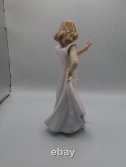 Attractive Collectable Lladro Spain Figure 6990 Bellflower