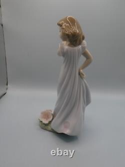 Attractive Collectable Lladro Spain Figure 6990 Bellflower