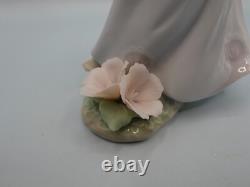 Attractive Collectable Lladro Spain Figure 6990 Bellflower