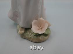 Attractive Collectable Lladro Spain Figure 6990 Bellflower