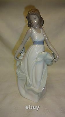 Attractive Lladro Spain Nao 10.5 Female Figure Walking On Air 1343