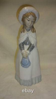 Attractive Lladro Spain Nao Figure Woman With Shawl & Bag