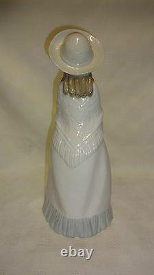 Attractive Lladro Spain Nao Figure Woman With Shawl & Bag